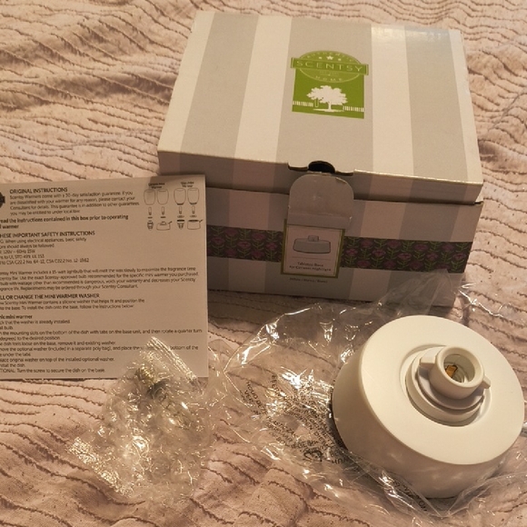 Scentsy White Warmer Base with Box - Picture 1 of 1